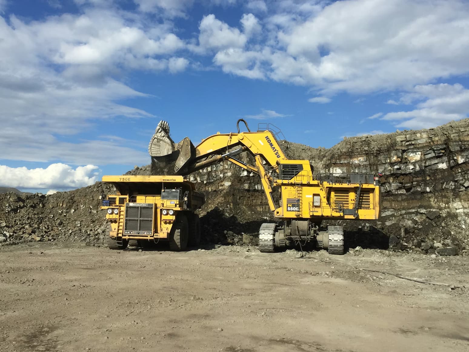 Mining fleet industry background